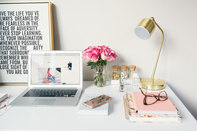 laptop-desk-resume